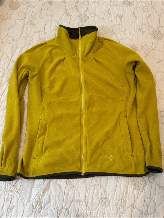 Arc'teryx Sweaters - Arc'teryx large wm’s Yellow-khaki Green Full-Zip Fleece Jacket